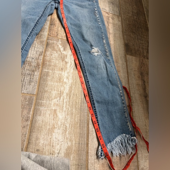 Mid-rise jeans with frayed hem and metallic detail on the side - Picture 10 of 10